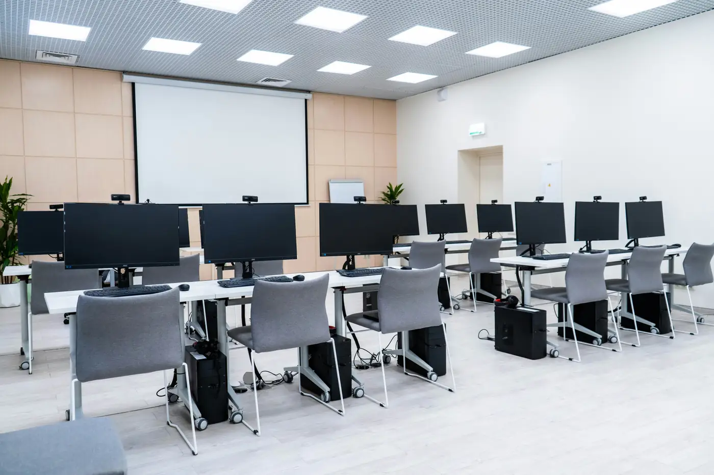 Salle de formation équipée de postes informatiques