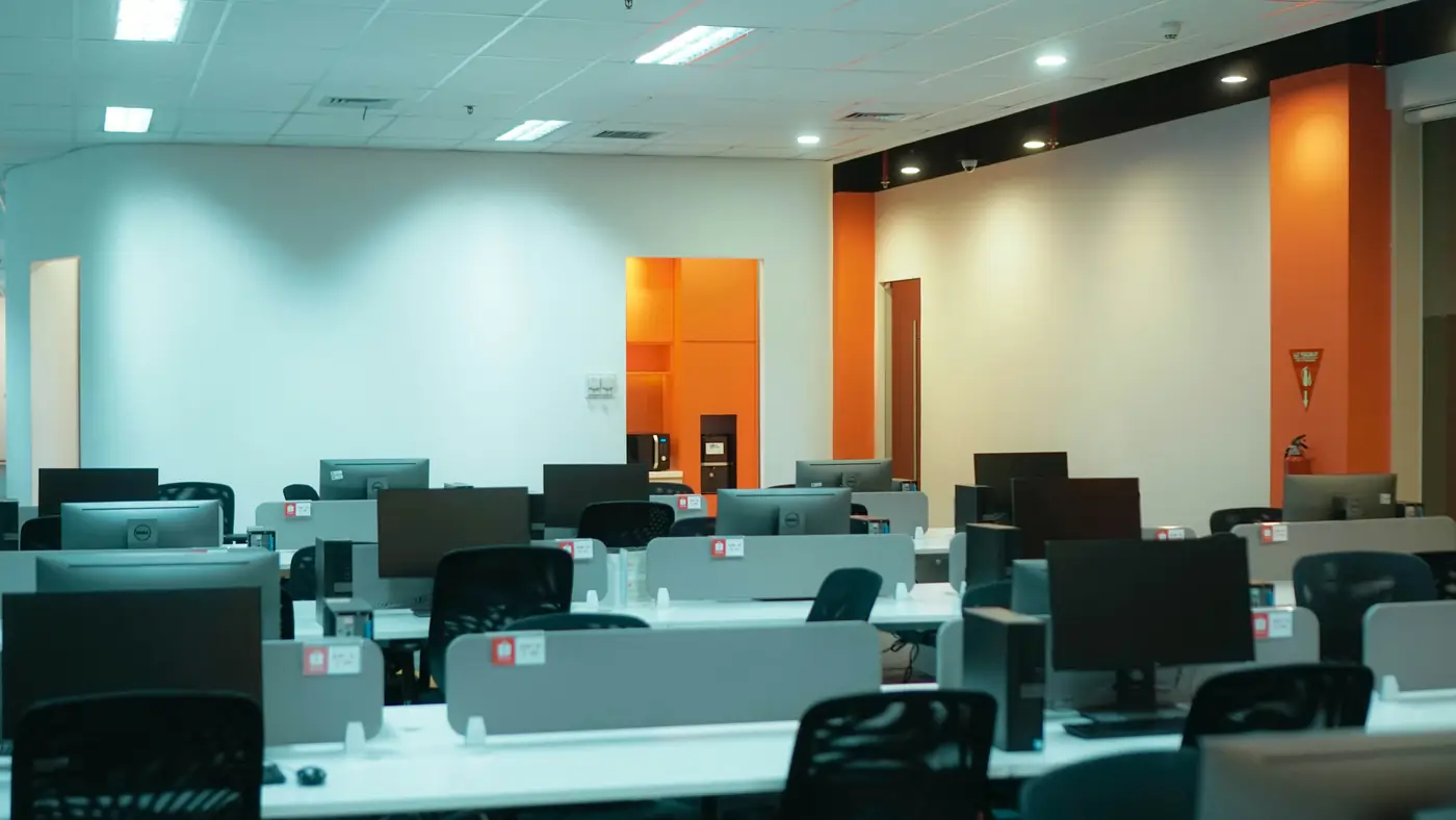Espace de travail équipé de postes informatiques